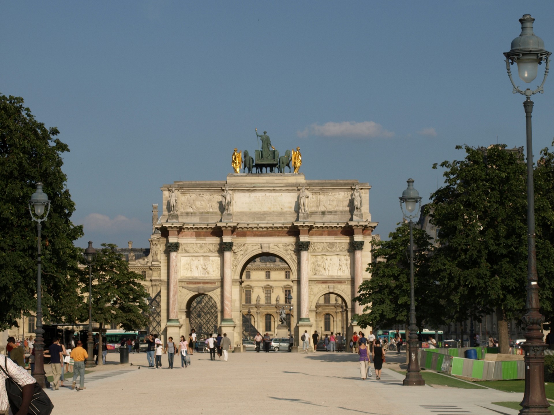 Approaching the Arc de Triomphe du Carrousel